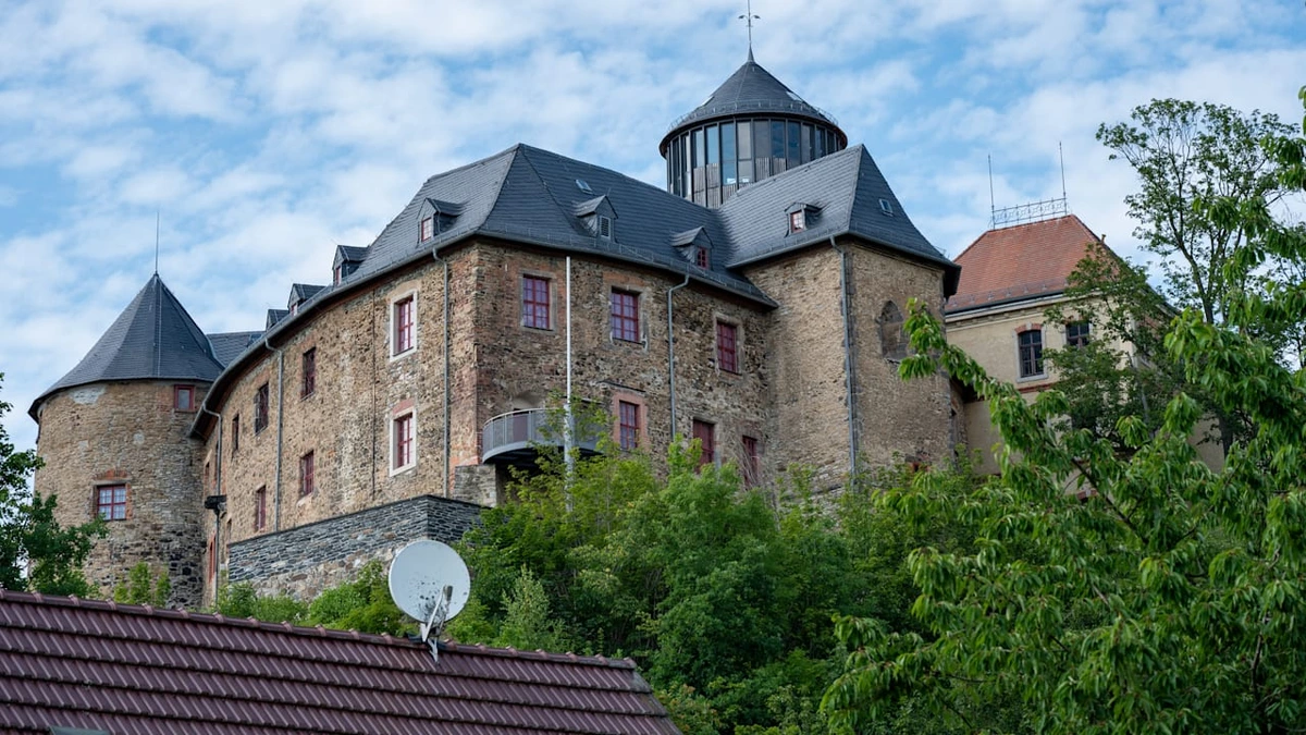 Nachts geistert er umher: Schlossgespenst terrorisiert Nachbarin