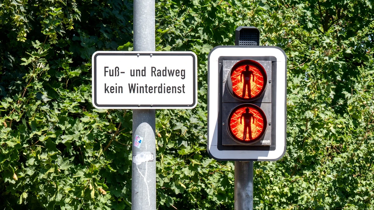 Kind (2) in letzter Sekunde gerettet: Von Zug getötete Mutter überquerte Gleise bei Rot