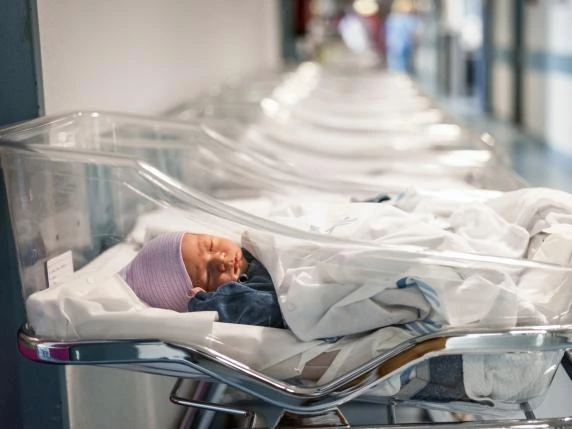 Il bonus bebè favorisce le nascite ma allontana le donne dal lavoro: cosa ci dice il caso della Sardegna