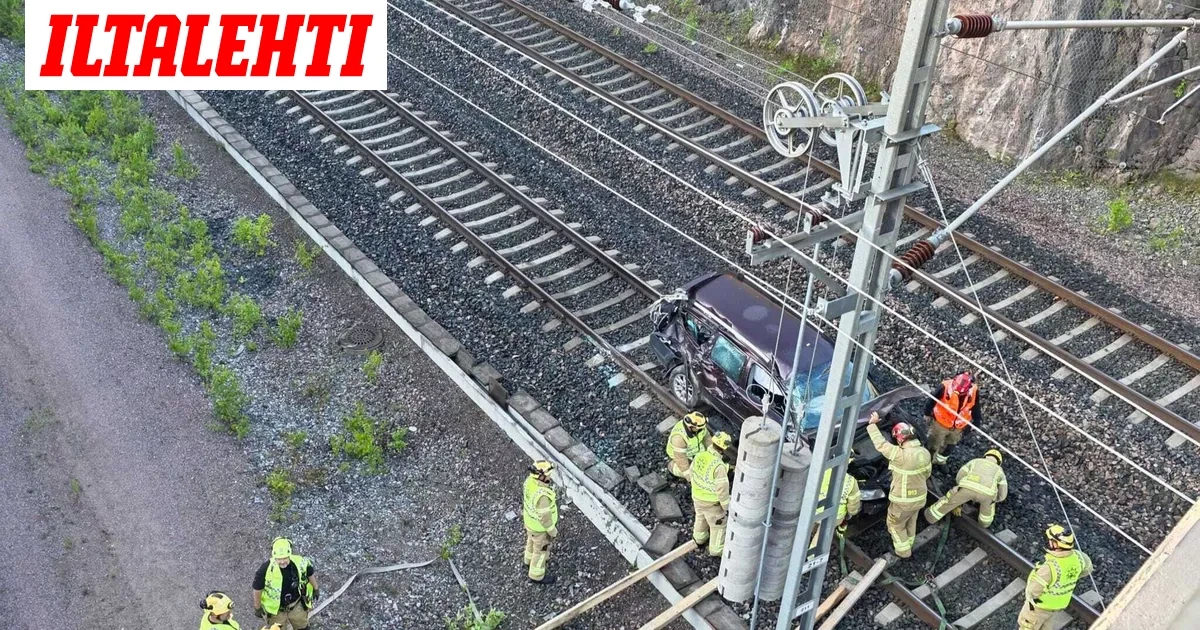 Auto putosi junaradalle – Tämä kuljettajan tilanteesta tiedetään