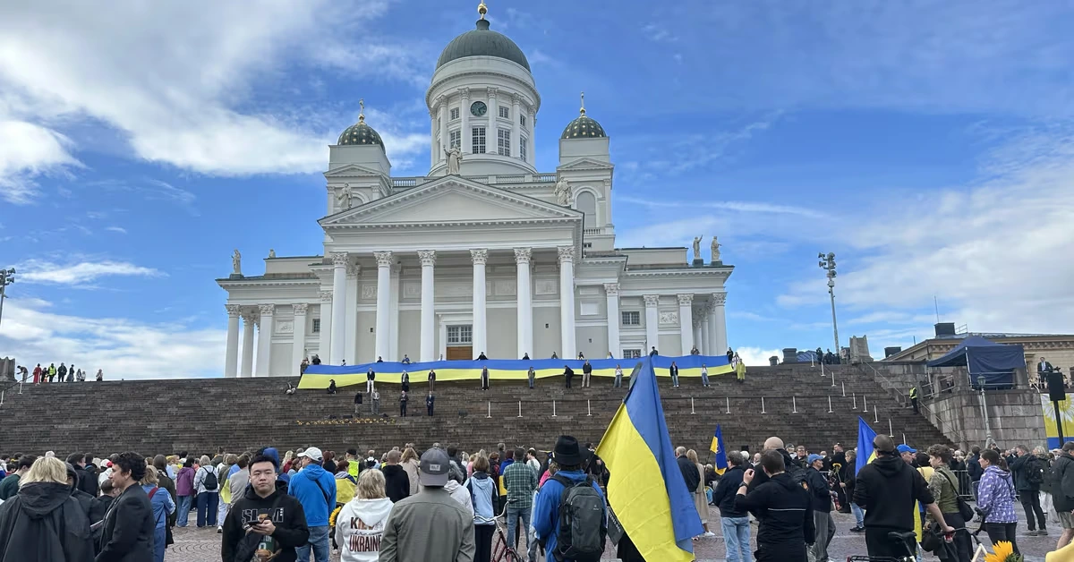 Kaupunkilaiset kokoontuivat Senaatintorille antamaan tukensa Ukrainalle