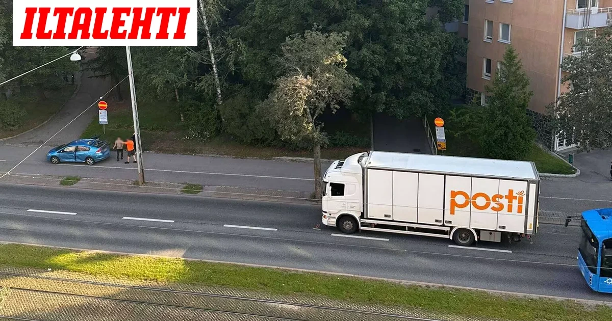 Silminnäkijä: Rekka ja taksi törmäsivät Helsingissä –  "Hirveät äänet"