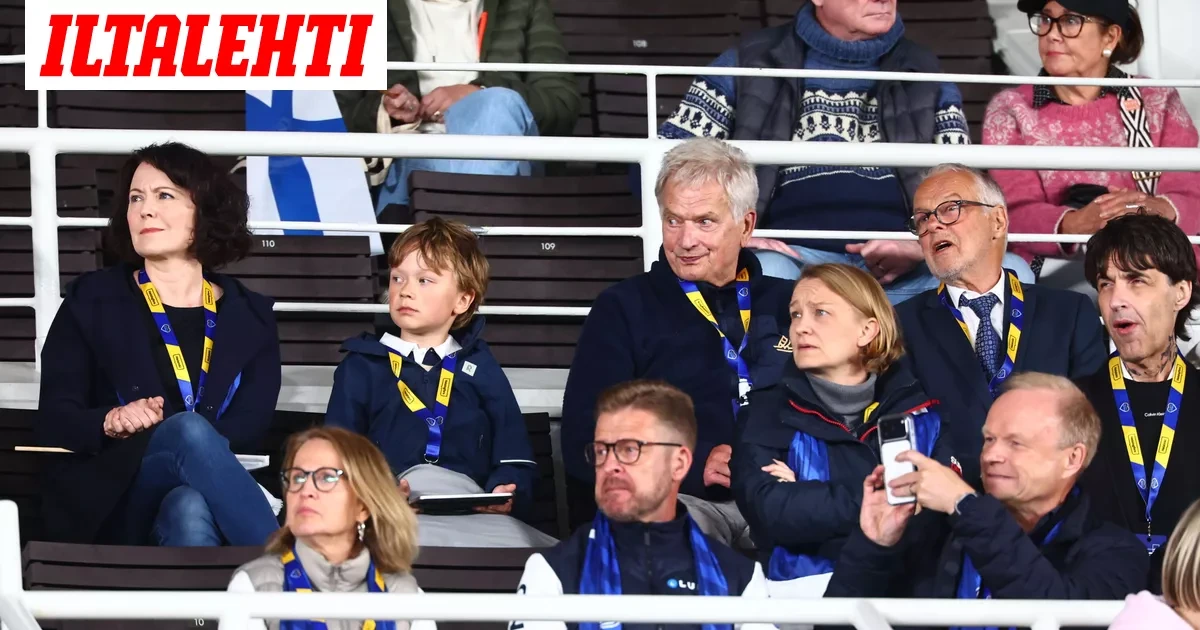Sauli Niinistö ilmestyi perheineen urheilukatsomoon – Aaro, 8, sai erityisen lahjan