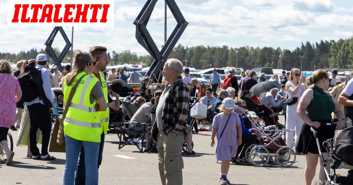 STT: Väite: Aktivistiryhmä liimasi masturbointitarran lapsen selkään