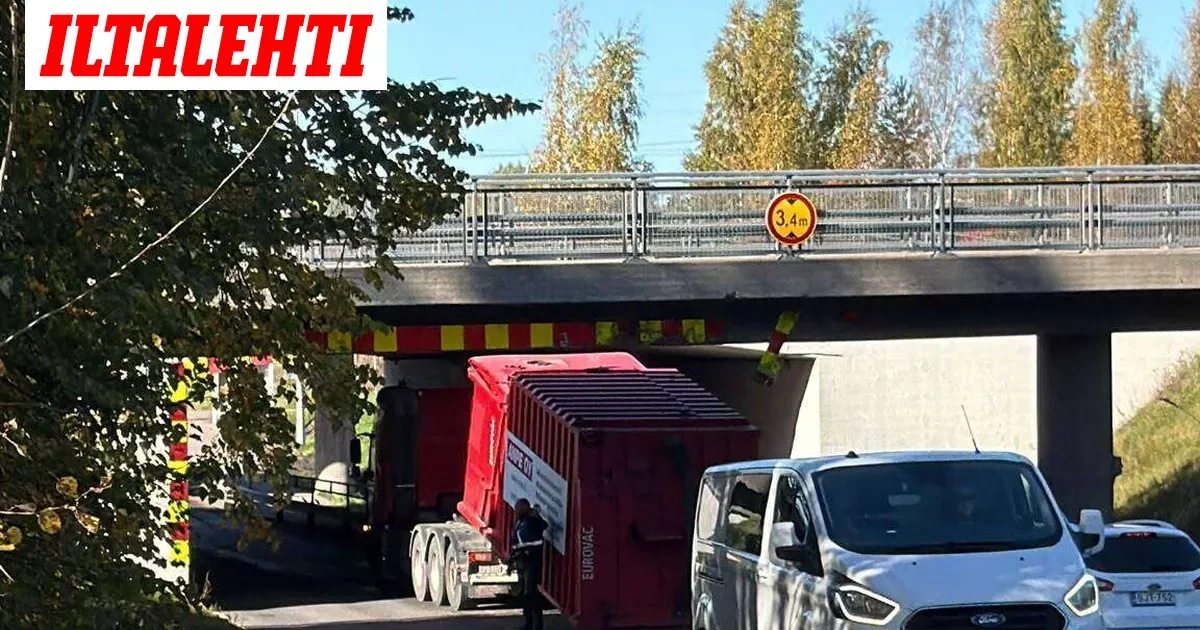 Kuorma-auto jäi jumiin pahaan paikkaan Vantaalla