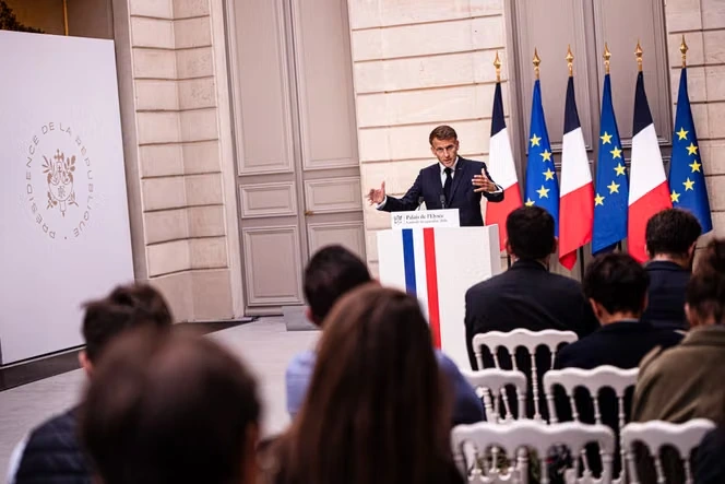 Emmanuel Macron bouscule la campagne présidentielle en introduisant la crise internationale dans le débat politique
