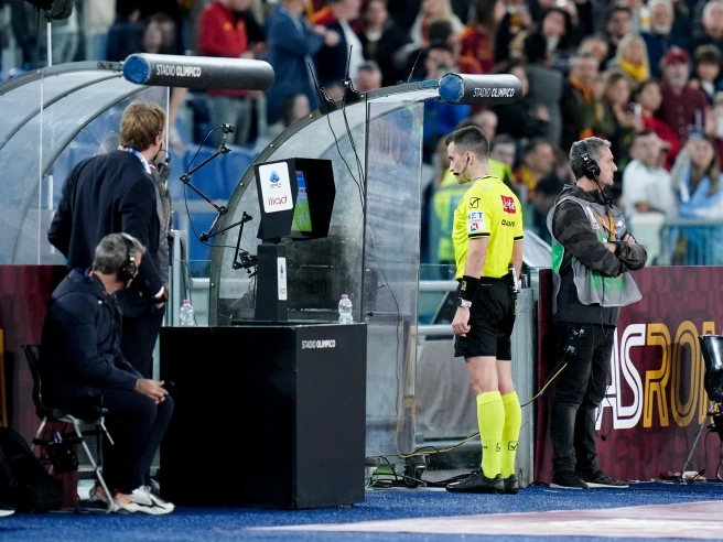 Arbitri, Orsato ammette gli errori in campo: c'erano rigori ed espulsioni: «Ma l'arbitro resta centrale»