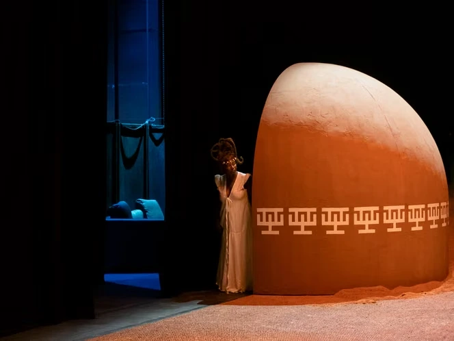 A La Colline, Léonora Miano laisse le théâtre à la porte de son spectacle « Redemption Song »