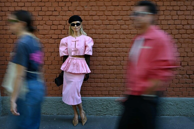 Fendi, una moda libera ed energica come Raffaella Carrà / LA SFILATA