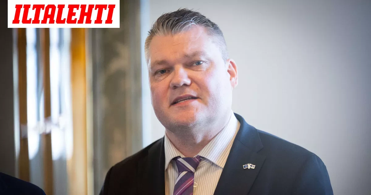 Entisen puolustusministerin mitta täyttyi – Vaatii kokousta turvatiloissa