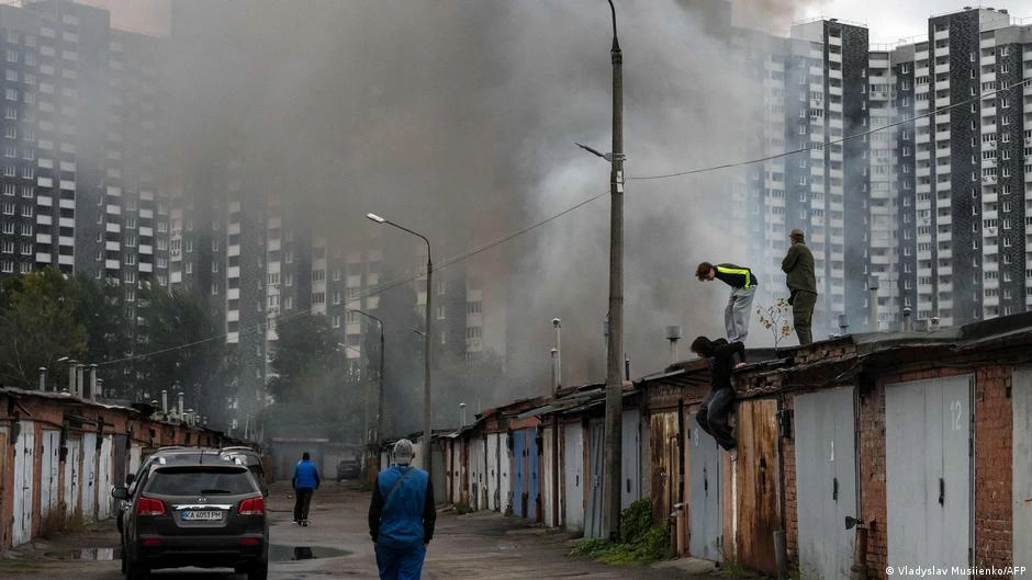 A plena luz del día: tres muertos al impactar un dron ruso en Kiev