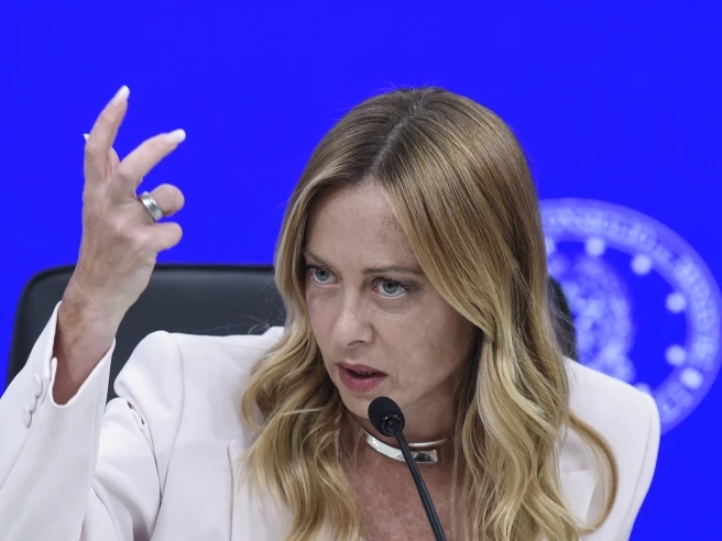 Deficit eccessivo, l’ira della premier Meloni contro l’establishment: lavora contro l’Italia per colpire noi