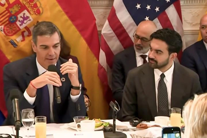 Sánchez y Mamdani, mano a mano y codo con codo: "Los poderosos nos temen"