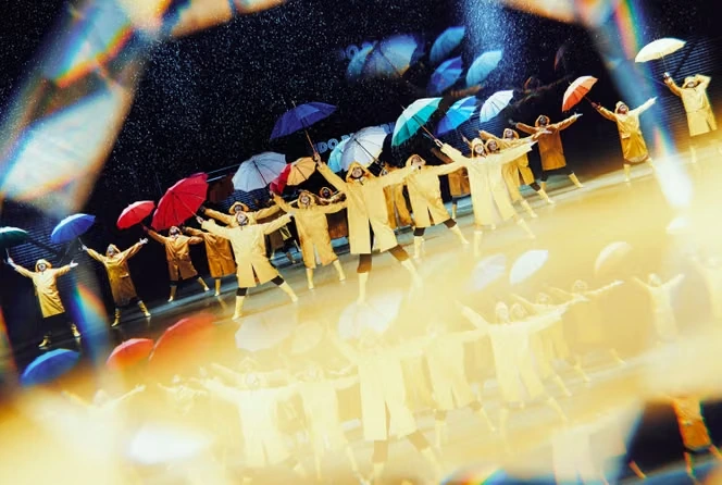 La comédie musicale « Singin’ in the Rain » déverse des trombes d’eau, de joie et de couleurs sur la scène du Lido