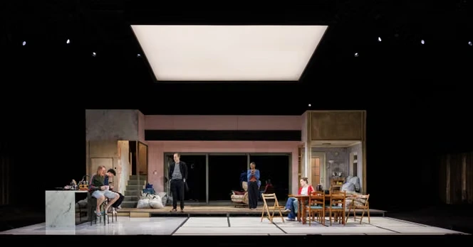 Au Théâtre de la Ville, à Paris, Alexander Zeldin recycle mal la tragédie de Sophocle dans « The Other Place, After Antigone »