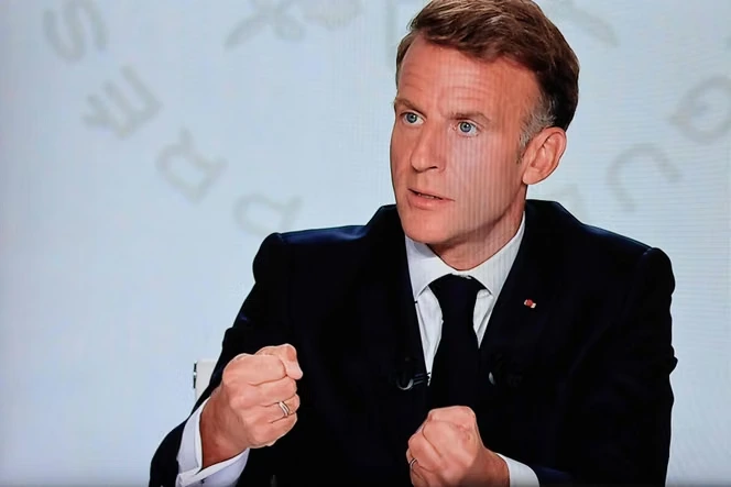 Emmanuel Macron s’affiche à la manœuvre face aux crises internationales et à la flambée des prix des carburants