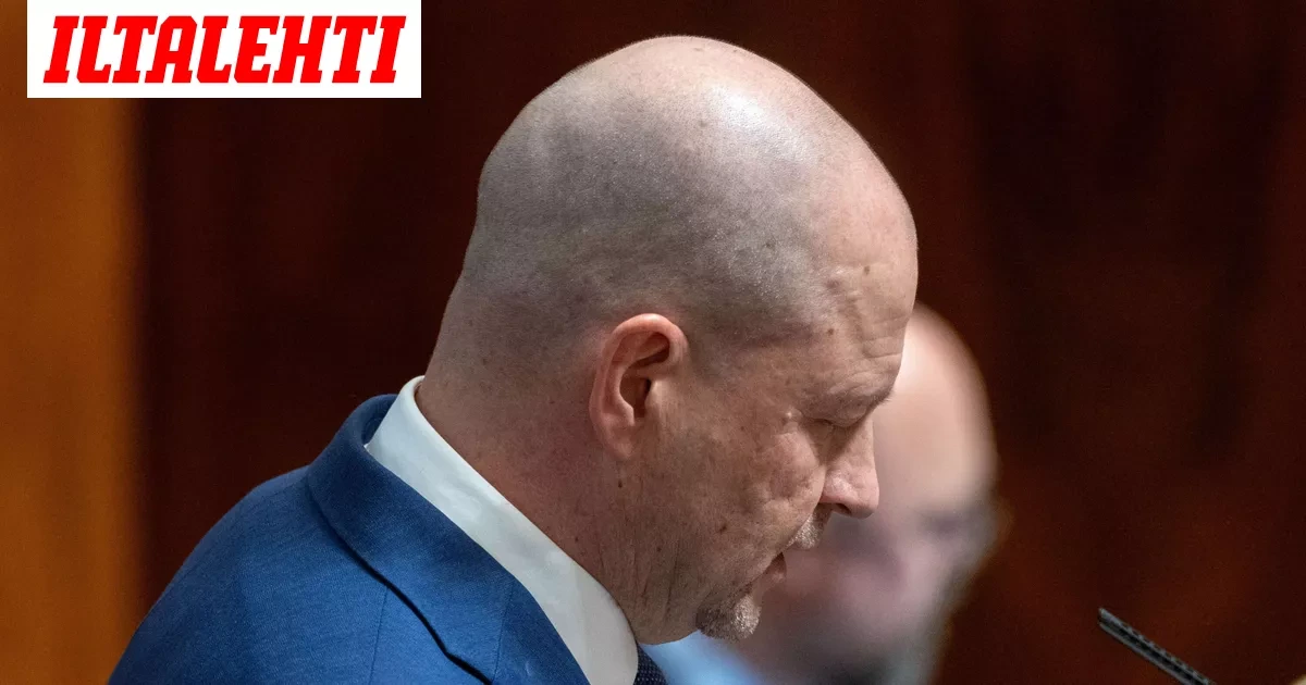 Timo Vornanen puhui lähes tyhjälle salille – Kaksi PS-edustajaa ihmetteli