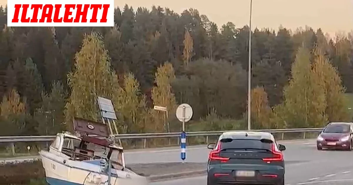 Vene putosi autotielle – Kuljettaja painoi kaasua