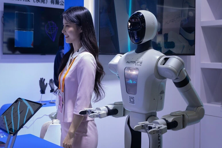 Assegnati in Cina i primi diplomi della scuola dei robot