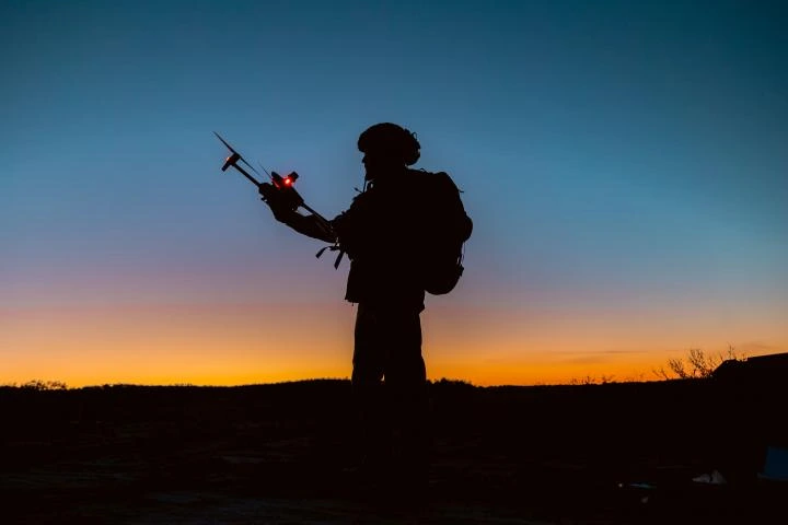 Drones bombarderos que sueltan robots suicidas a más de 10 kilómetros tras las líneas rusas: la táctica con la que una unidad ucraniana dice haber recuperado 50 kilómetros cuadrados