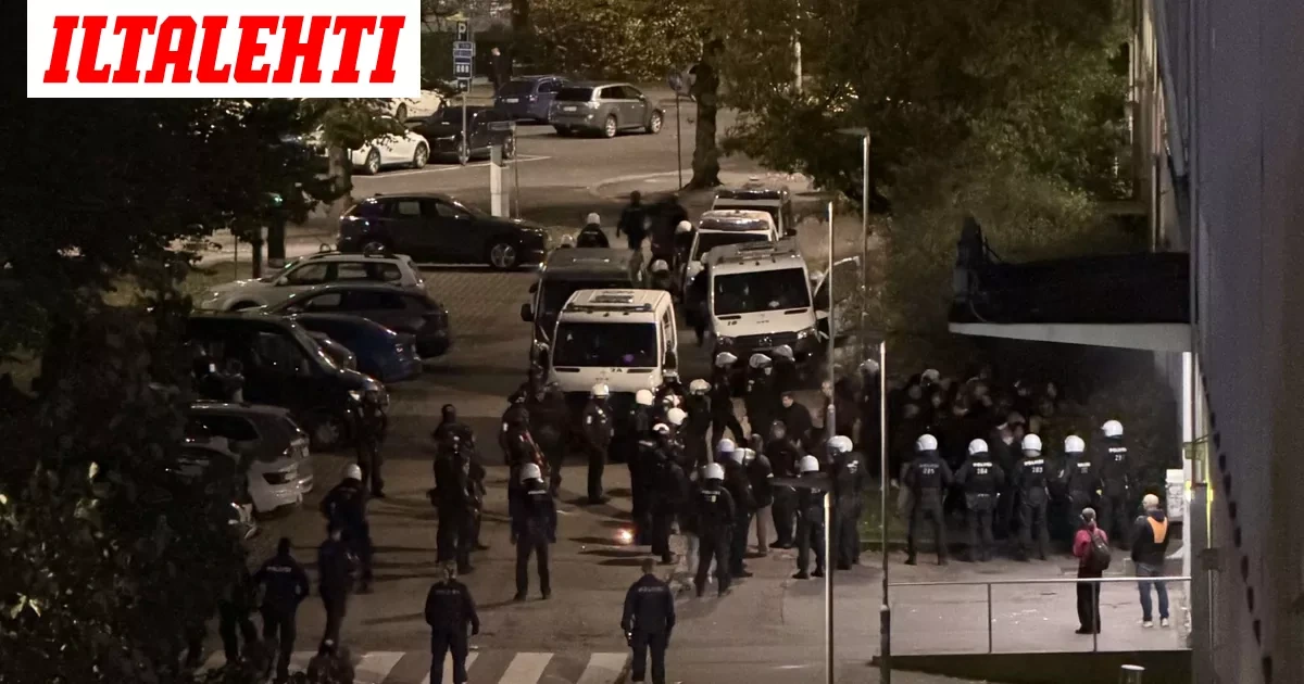 Mellakkapoliisit kadulla Helsingissä: Soihdut roihusivat – Katso video