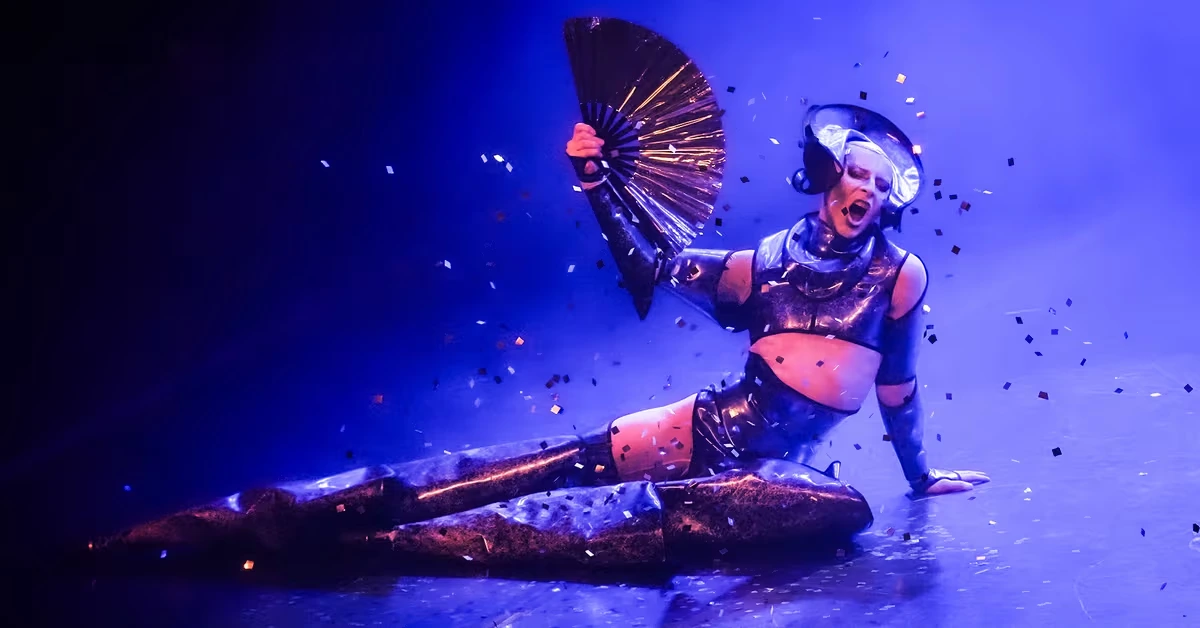 Yleisö villiintyi, kun Helsingin Savoy-teatterin lavalle nousi joukko queerlesque-taiteilijoita