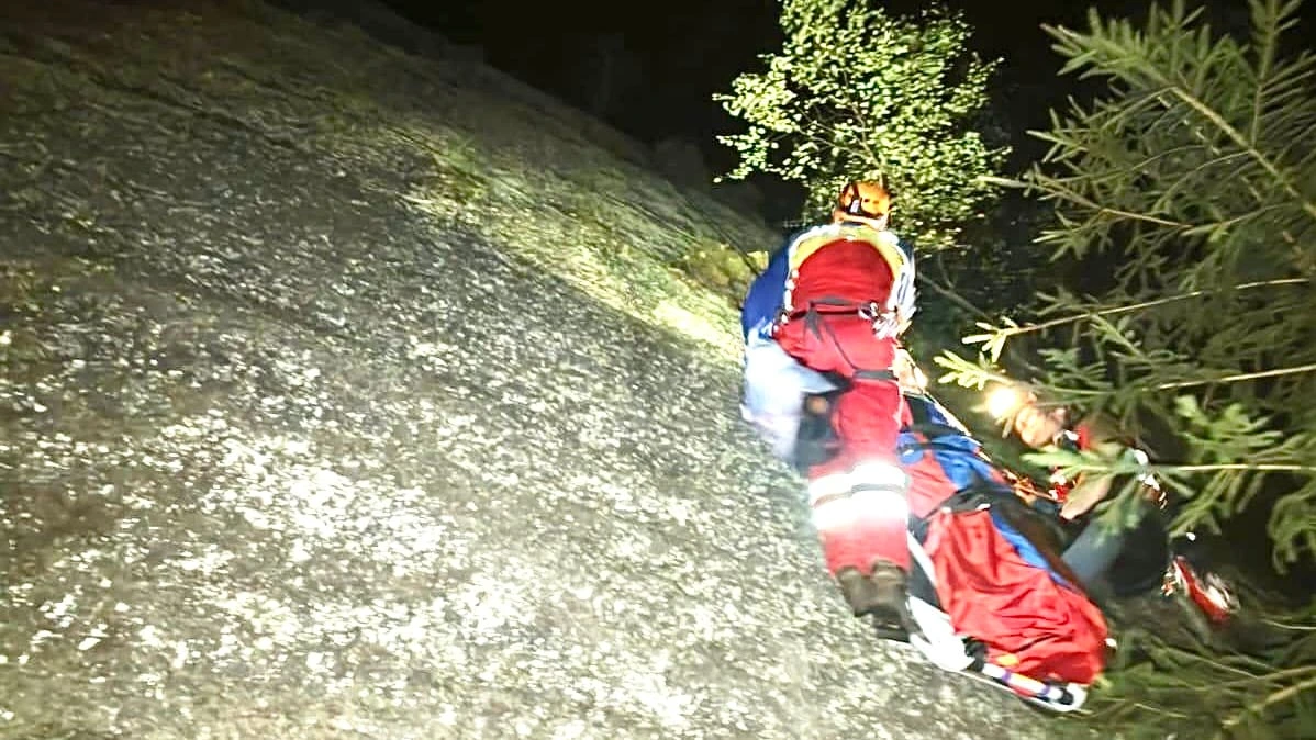 Unfall beim Wandern: Mann (20) überlebt 90-Meter-Sturz